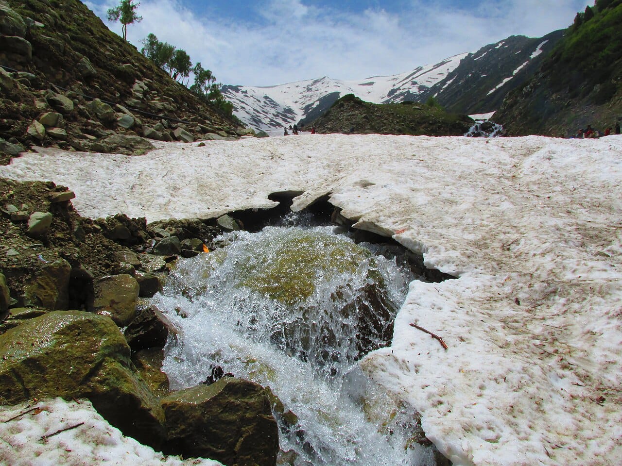 Trivilio vs MakeMyTrip for Kashmir — An Honest Comparison (2026)